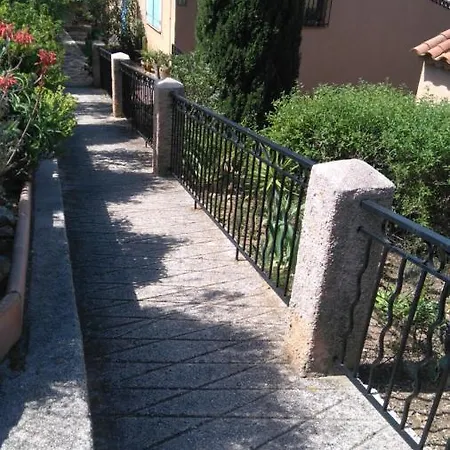 Au Pied Du Massif Des Maures, A Proximite De La Plage De St Clair A 1,200kms * Le Lavandou