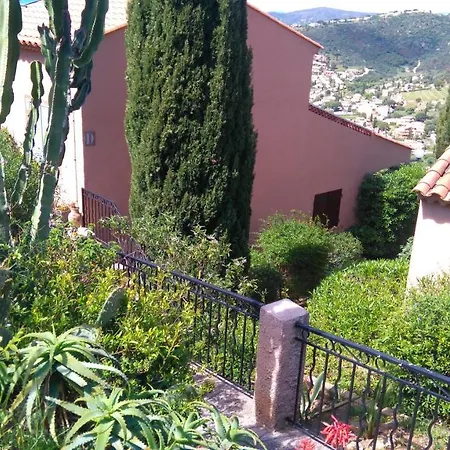 Appartement Au Pied Du Massif Des Maures, Sur La Baie Du Lavandou. *